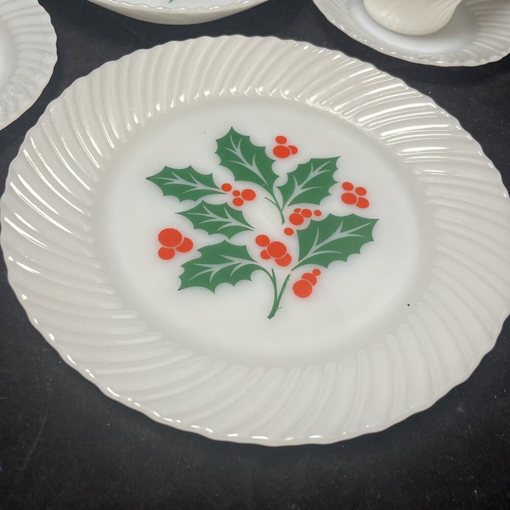 Vtg 5 Piece Place Setting Termocrisa Milk Glass Holly Berry Christmas - Picture 2 of 7